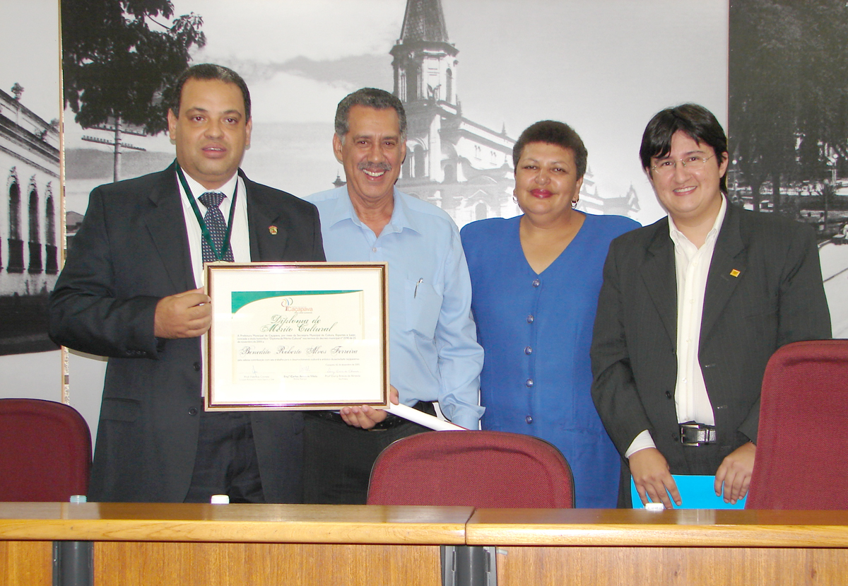 O deputado Roberto Alves recebeu o Diploma de Mrito Cultural - 2005<a style='float:right;color:#ccc' href='https://www3.al.sp.gov.br/repositorio/noticia/03-2008/R Alves diploma.jpg' target=_blank><i class='bi bi-zoom-in'></i> Clique para ver a imagem </a>